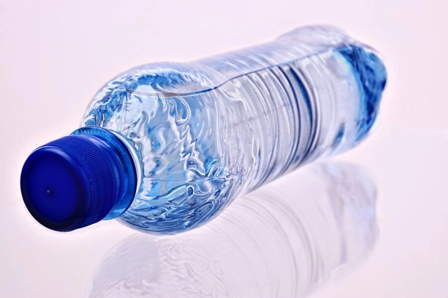 Skrivene opasnosti pijenja tople vode iz plastične boce